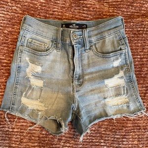 NWOT Hollister 00/w23 distressed jean shorts.